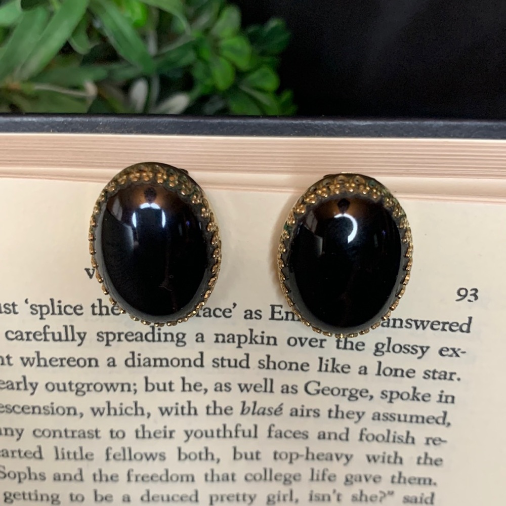 Beautiful vintage ANSON black Onyx and gold tone clip earrings